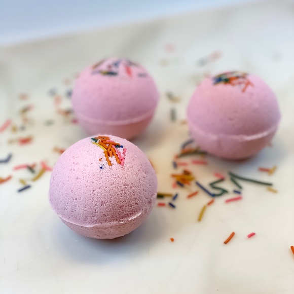 Handmade bath bomb// cotton candy fragrance - Picture 3 of 4